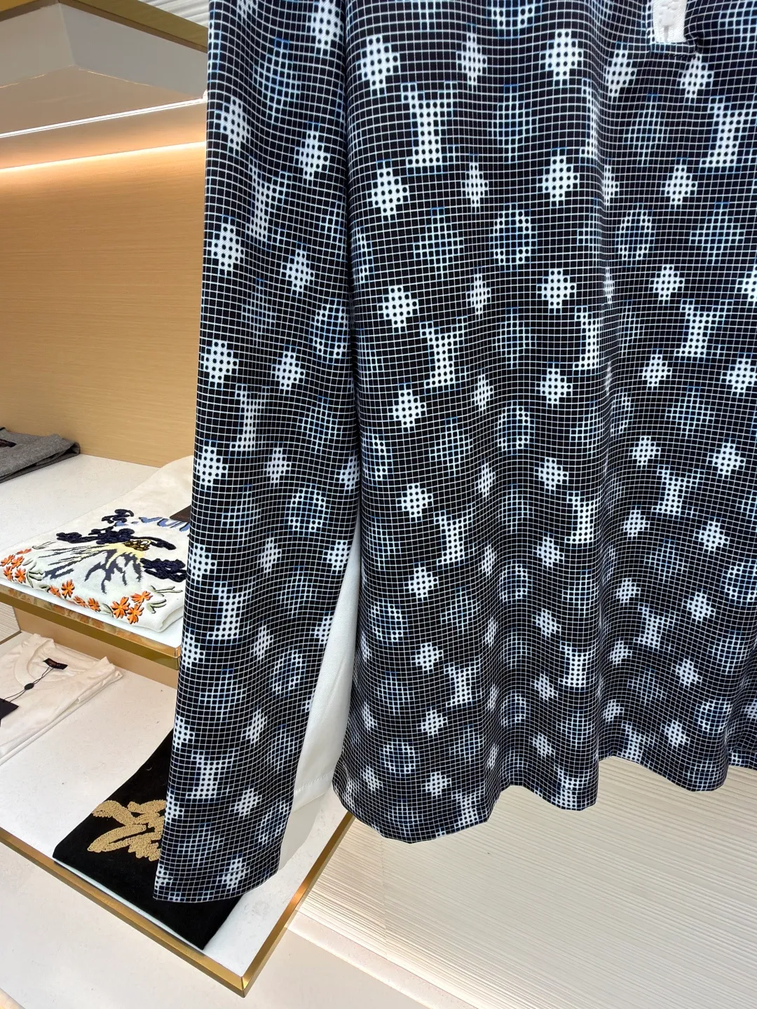 LOUIS VUITTON SKI ski series long-sleeved zipper closure design T-shirt ●Original version: Purchased and developed by 10239 ●Item number: 1681632-A55 ●Fabric: cotton fabric ●Technology: printing production ●Version: fitted version ●Weight: about 300 grams ●Size: S-M-L-XL ●Description: Stand-up collar design with half-zip closure, neat and stylish to wear. The body of the garment adopts digital printing technology, with clear and three-dimensional patterns and exquisite details. The splicing between the front and back pieces adopts flat-turn open-stitching technology, the stitching is even and neat, and the lines are clear and smooth. The ribbed design on the hem and cuffs is both windproof and warm and can modify your figure. The entire top embodies Louis Vuitton's ultimate pursuit of quality and craftsmanship from fabric selection, tailoring to detail processing. It not only retains the elegant style of classic items, but also incorporates modern design language, making it suitable for various occasions and showing a low-key and luxurious fashion attitude. The overall wiring is straight and delicate, the fabric is comfortable and soft, and the color is consistent without color difference. It can be matched with the same style to create a fashionable look and control various occasions. Customized accessories, complete with three standards, same style for men and women!